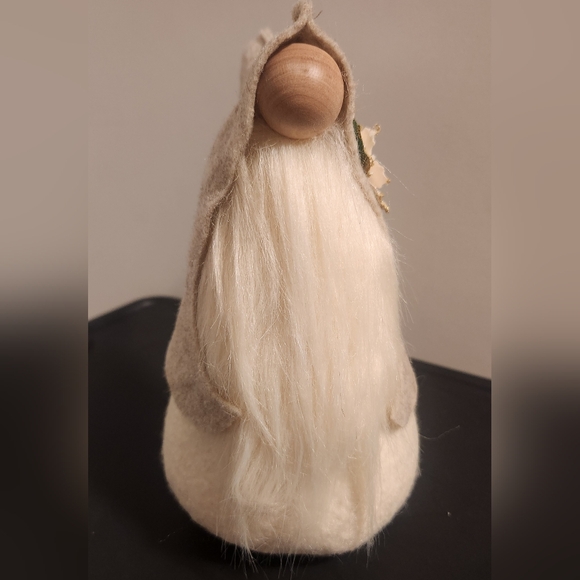 Beige/Grey Gnome with Christmas Flower - Picture 5 of 5